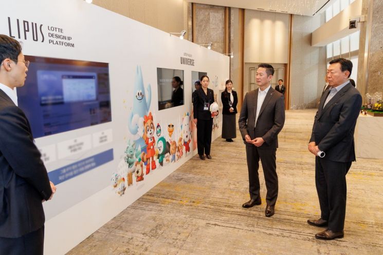 신동빈 회장, 롯데 디자인전략회의 참관…브랜드 방향성 모색