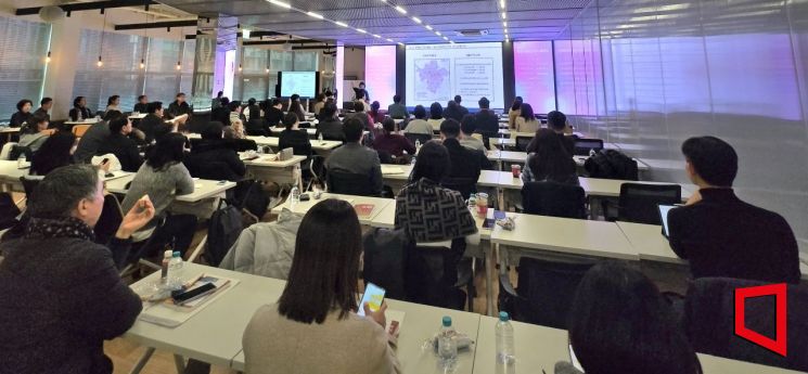 이춘란 리얼리치에셋 대표가 지난 6일 서울 강남구 섬유센터빌딩에서 열린 '2025 해외 부동산 투자 세미나'에서 10·15 대책 이후 국내 부동산 시장 전망에 대해 발표하고 있다. 이날 행사장에는 80여명의 예비 투자자가 몰렸다. 최서윤 기자