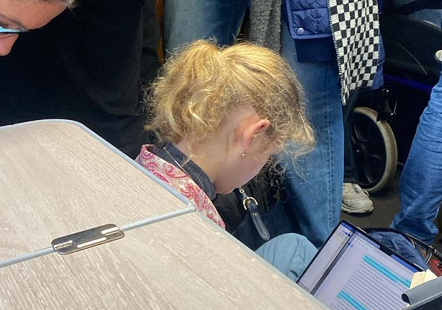 만원 열차 바닥에서 레포트 쓰던 여학생… 英 왕실 서열 17위 공주님이네