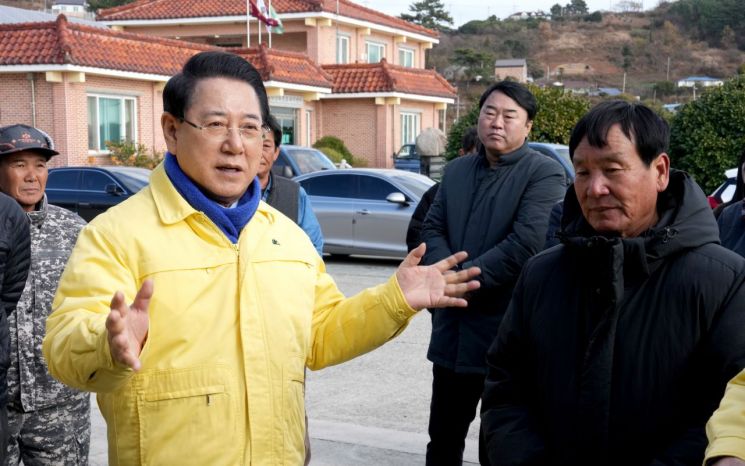 갈수록 악화되는 완도 미역 양식 피해…김영록 지사 현장 점검