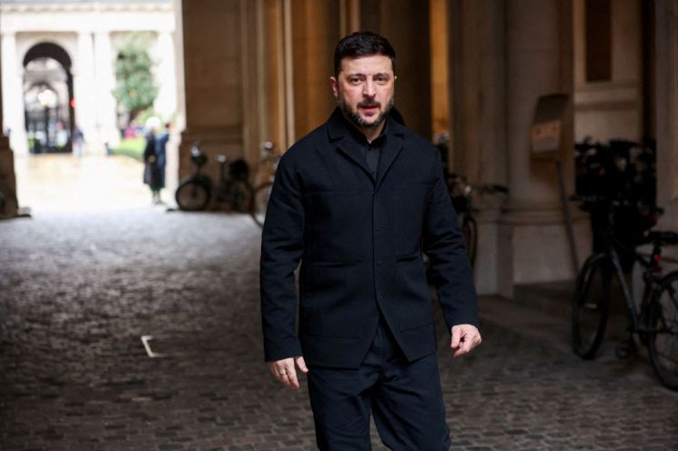 젤렌스키, 나토 가입 카드 접나…"서방 집단 방위 보장으로 타협"