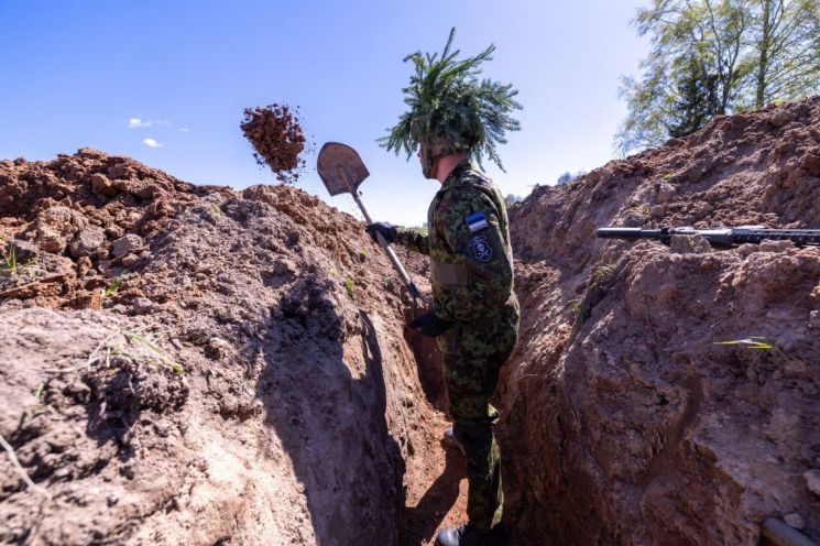 동유럽 러 접경지대 '벙커 장벽' 건설 시작…너도나도 짓는 이유