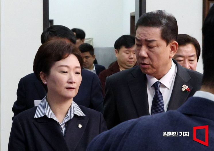 [포토] 최고위 참석하며 대화하는 김병기-이언주