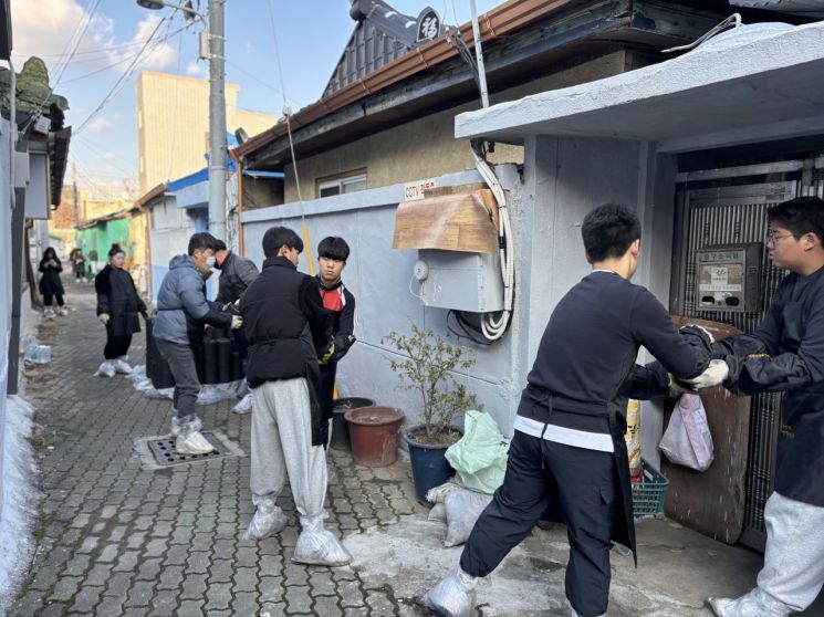 경북대사대 부중 동창회, 대구 중구 저소득층에 연탄 3000장 기부
