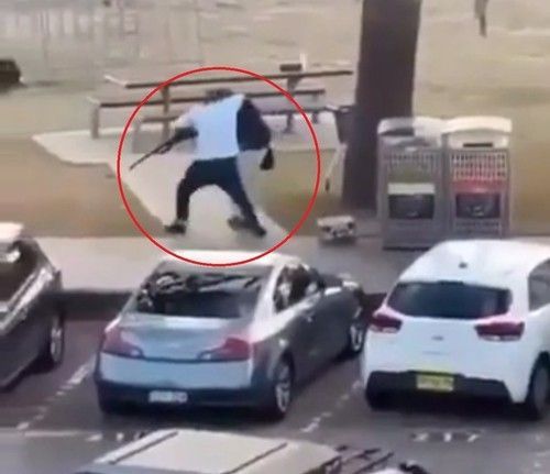 호주 총격범에 다가가 몸싸움, 총 뺏은 43세 과일장수…"진정한 영웅"