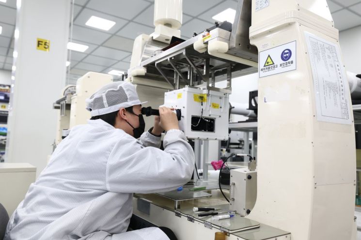 [르포]“수술실보다 정밀하게”…한화시스템 구미서 본 'K무기체계의 두뇌'