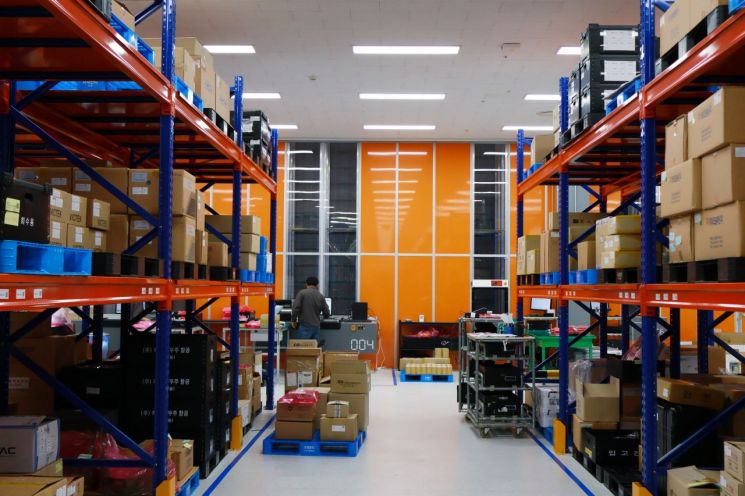 [르포]“수술실보다 정밀하게”…한화시스템 구미서 본 'K무기체계의 두뇌'