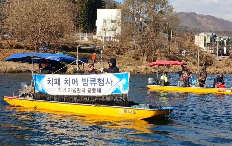 한수원 청평발전소, 18년째 다슬기 치패 지원…북한강 생태 복원