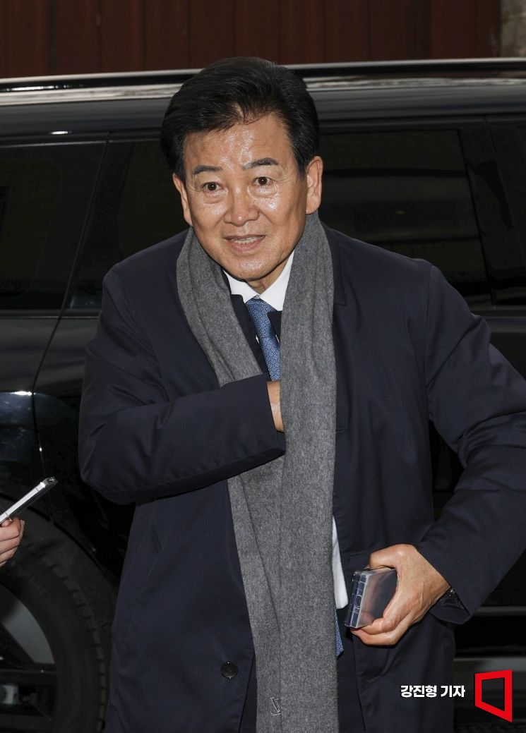 [포토] 간담회장 도착한 정동영 통일부 장관