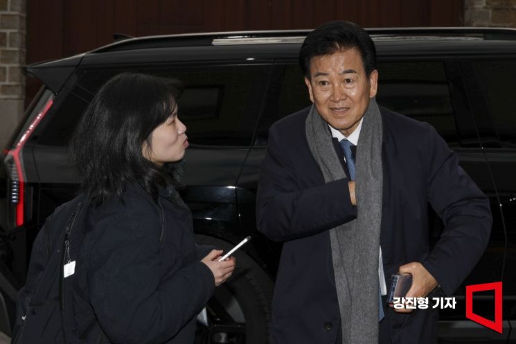 [포토] 남북관계발전위 민간위원 간담회 참석한 정동영 장관