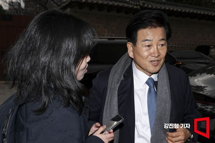 [포토] 취재진 질문에 답하는 정동영 통일부 장관