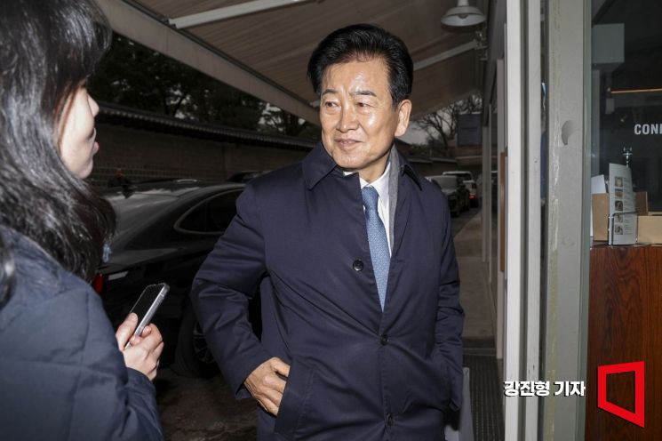 [포토] 취재진 질문 받는 정동영 통일부 장관