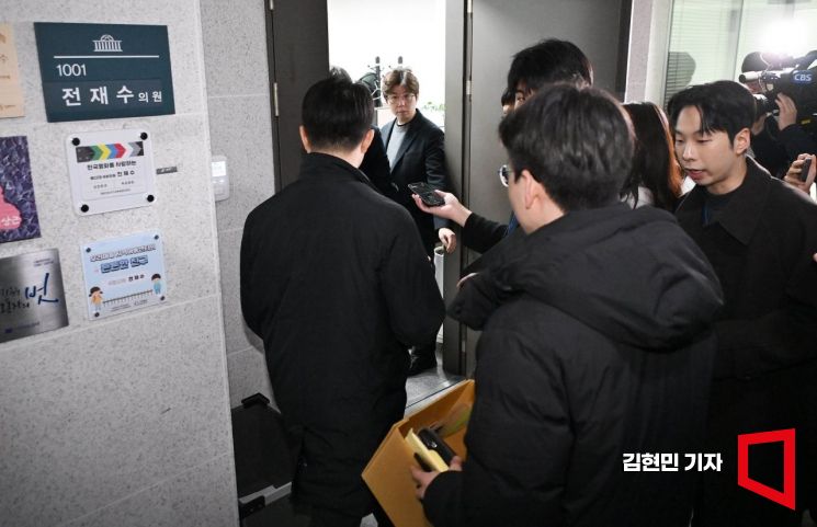 [포토] 경찰, 통일교 의혹 전재수 의원실 압수수색 ‘2시간 지연’
