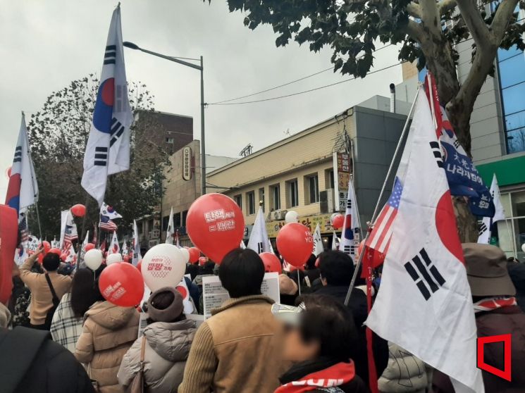 "중국에 나라 넘어갈까 걱정돼"…'계엄 합법, 멸공' 시위 주도한 청년들[극우청년은 누구인가]