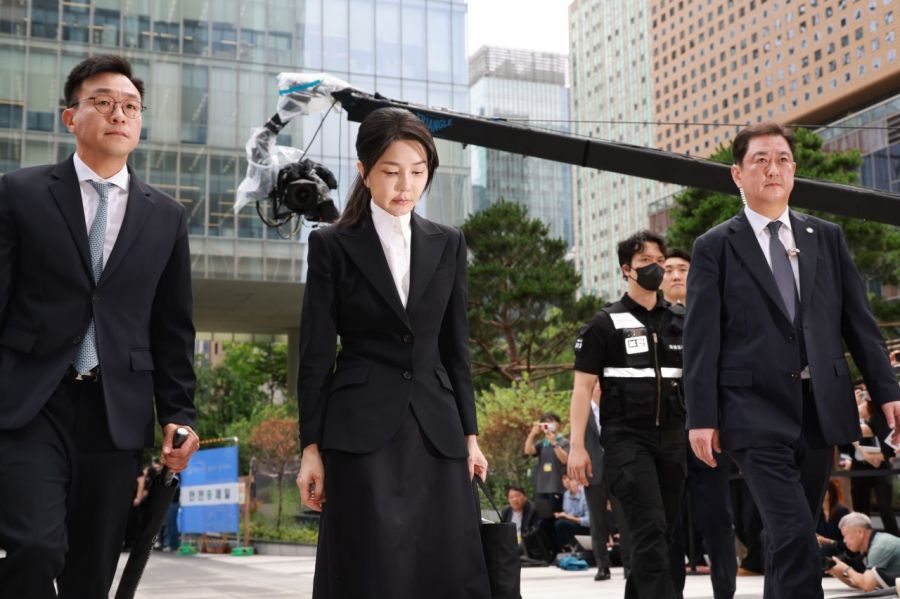 김건희 여사가 지난해 8월 6일 서울 종로구 KT광화문빌딩 웨스트에 마련된 민중기 특별검사팀에 피의자 신분으로 첫 출석 하고 있다. 연합뉴스