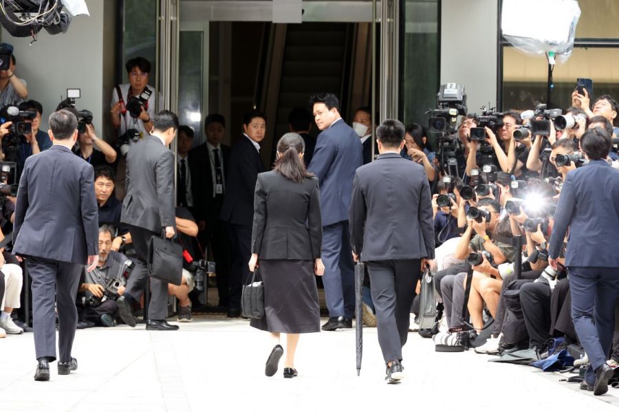 김건희 여사가 지난해 8월 6일 서울 종로구 KT광화문빌딩 웨스트에 마련된 민중기 특별검사팀에 피의자 신분으로 첫 출석 하고 있다. 연합뉴스