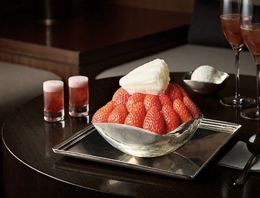 "딸기값 떨어졌는데 더 올렸다?"…10만원 넘은 신라호텔 딸기빙수