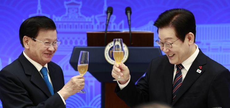 李대통령 "라오스 발전 지지", 통룬 주석 "한국은 세계의 이정표"