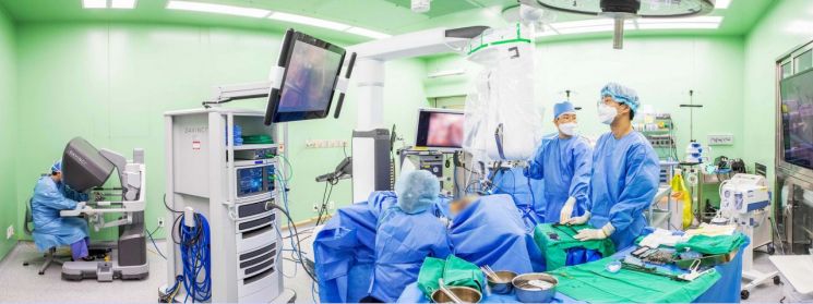 다빈치 SP 로봇수술 중인 삼성창원병원 로봇수술센터 김창운 센터장.
