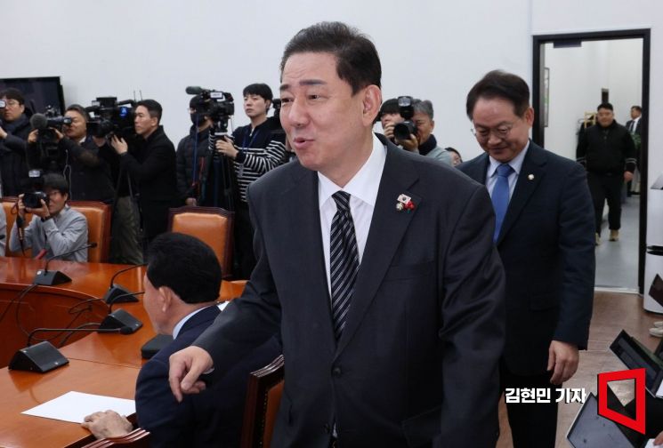 [포토] 원내대책회의 참석하는 김병기