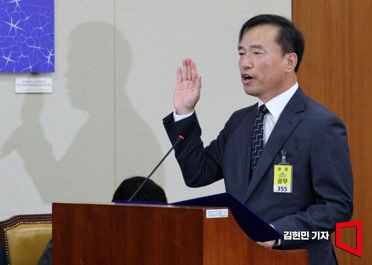 [포토] 선서하는 김종철 방미통위원장 후보자