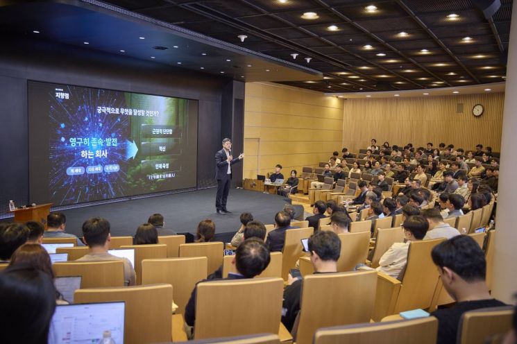 정재헌 SKT CEO, 취임 첫 타운홀 미팅…"변화관리 최고책임자 될 것"