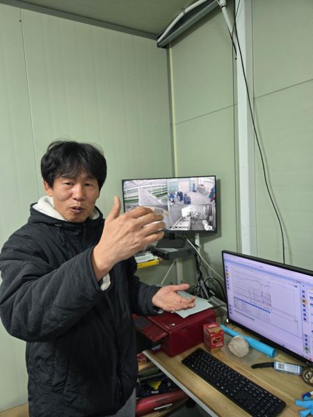 전북 남원서 유럽 상추 스마프팜을 운영하는 김승현 대표가 사무실에서 환경제어기를 설명하고 있다. 주상돈 기자