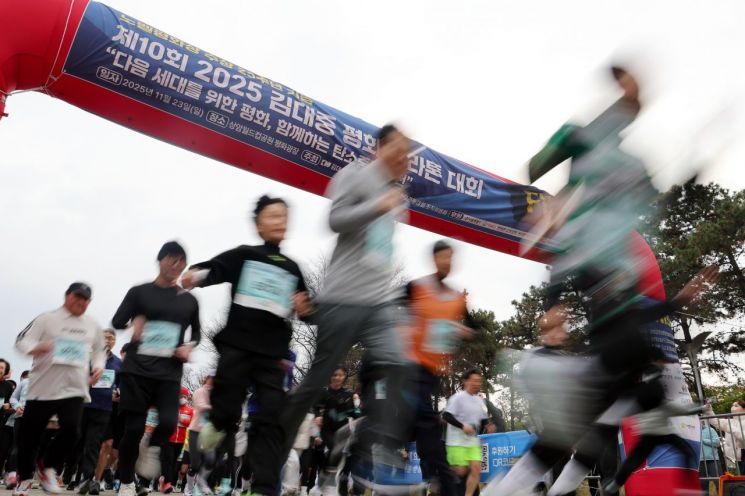 걷고 뛰는 데 진심인 한국인…걸음수 세계 평균 상회, 홍콩 이어 2위