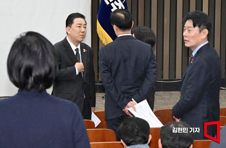 [포토] 의원들과 대화하는 김병기