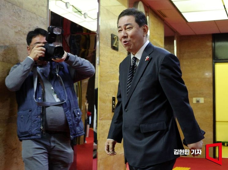[포토] 의원총회 향하는 김병기