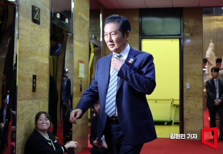 [포토] 의원총회 참석하는 정청래 