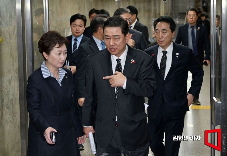 [포토] 의원총회 마치고 나서는 김병기-이언주