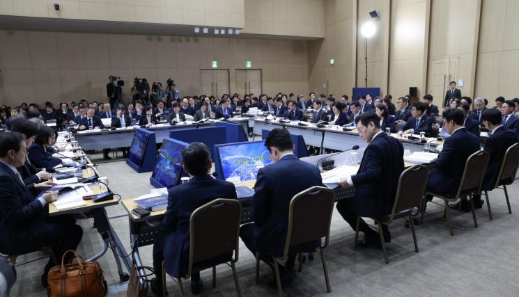 李대통령 "'응급실 뺑뺑이'로 여전히 죽어가는 사람 있다…대책 별도 보고하라"