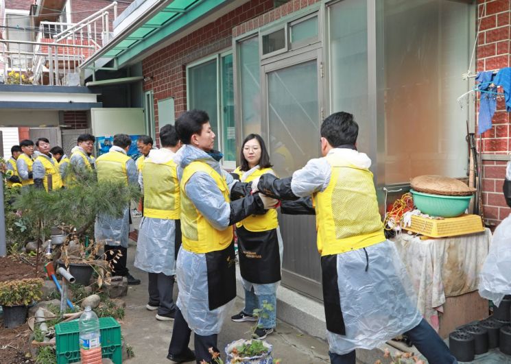 대구국세청, 저소득층에 연탄 3000장 전달…"나눔 문화 확산에 앞장"