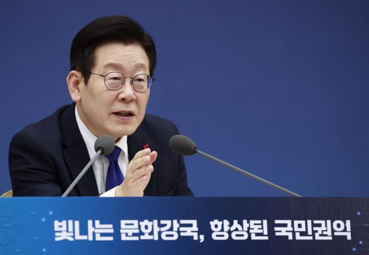 이 대통령 "문화예술, 세세하게 지원하되 간섭은 말아야"