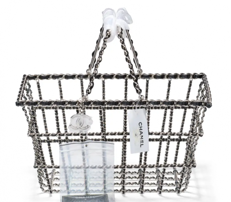 "마트 장바구니인 줄 알았는데…" 2억원에 낙찰된 샤넬백