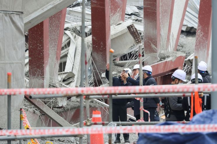 광주대표도서관 붕괴…경찰, 시공사 관계자 4명 입건