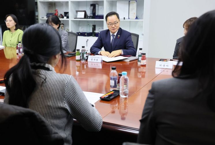 "중학교 입학 가방은 사줄 수 있게 됐어요"…양육비 선지급에 숨통 튼 한부모