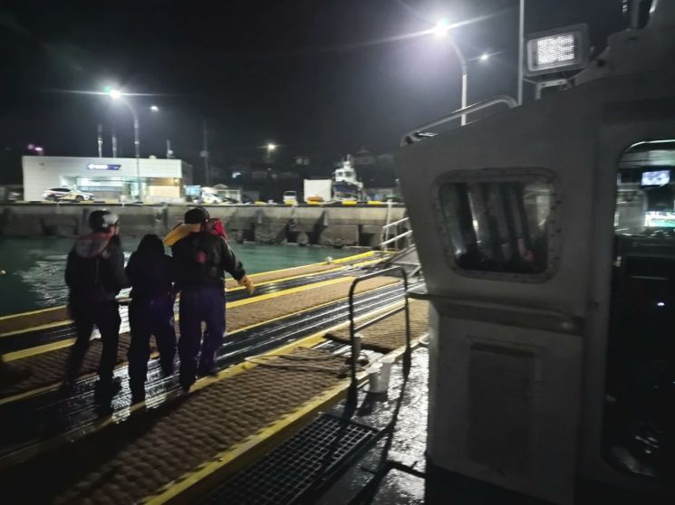 여수해경, 여수시 적금도 해상 어선 침수사고…승선원 2명 신속 구조