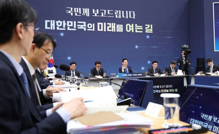 李대통령, 이학재 사장 재차 질타 "업무보고 자리 정치적 악용 안 돼"