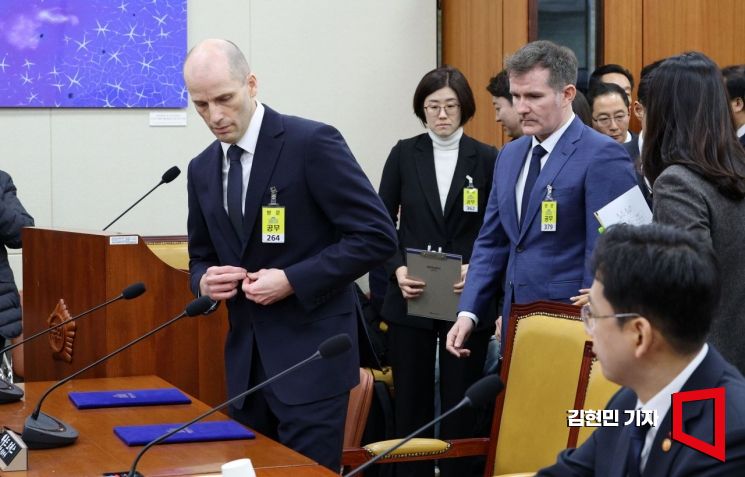 [포토] 쿠팡 침해사고 청문회 출석하는 해롤드 로저스 대표