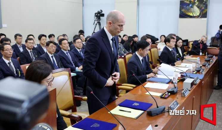 [포토] 쿠팡 침해사고 청문회 출석해 인사하는 해롤드 로저스 대표