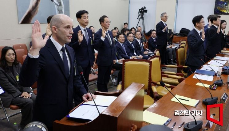 [포토] 증인 선서하는 해롤드 로저스 쿠팡 대표