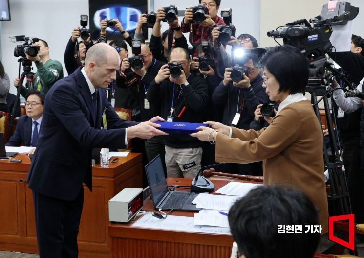 [포토] 선서문 제출하는 해롤드 로저스 쿠팡 대표