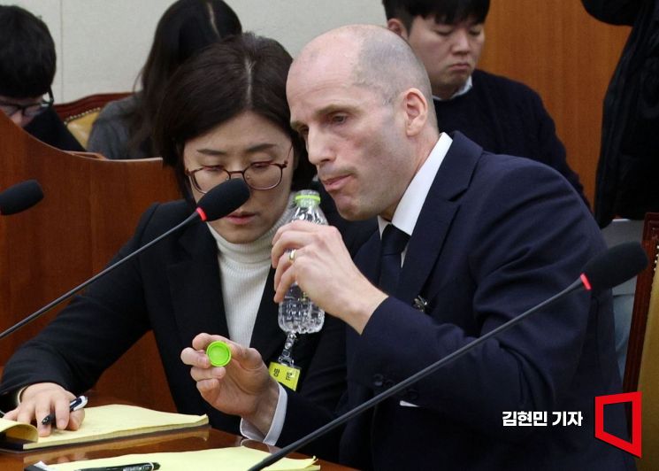 '탈팡' 조국 "오만방자 쿠팡에 '임시중지명령' 발동해야…김범석, 정신 차려라"