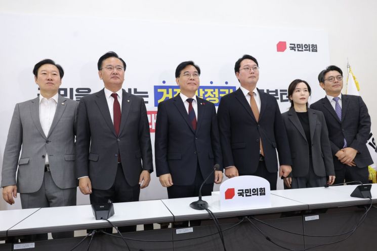 국민의힘 송언석 원내대표(왼쪽 세 번째)와 개혁신당 천하람 원내대표(왼쪽 네 번째)가 17일 국회에서 '통일교 게이트' 특별검사 추진을 위해 만나 기념 촬영하고 있다. 연합뉴스