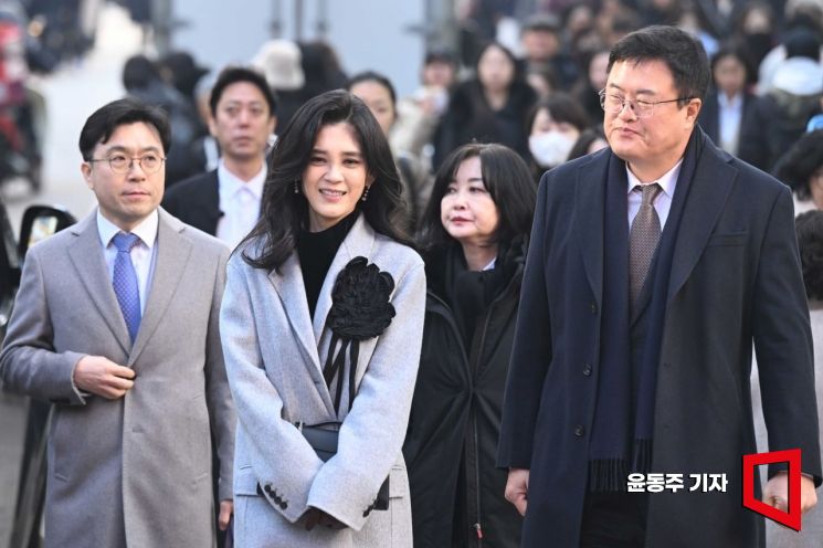 [포토] 밝은 모습으로 명동 쇼핑거리 찾은 이부진 위원장