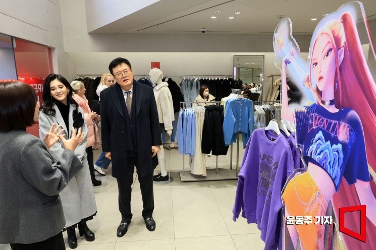 [포토] 데몬헌터스 의류 둘러보는 이부진 사장