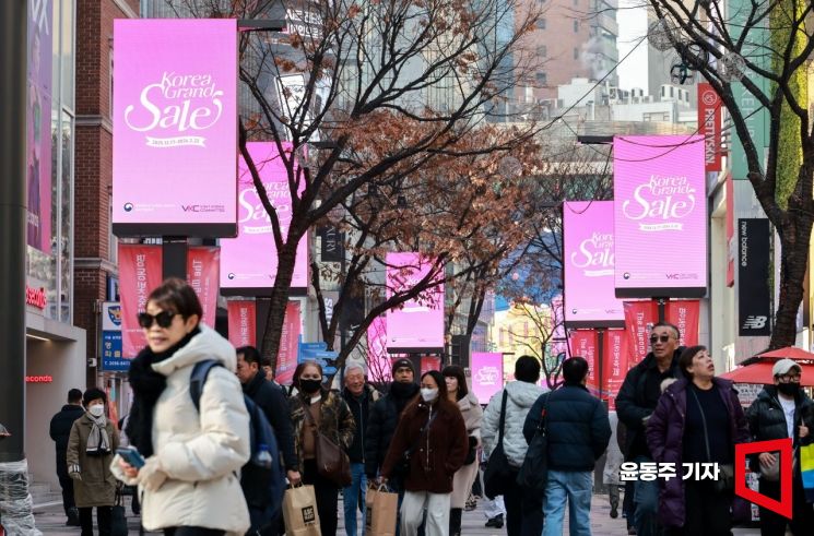 2026코리아그랜드세일이 시작된 17일 서울 중구 명동거리에 세워진 전광판에 홍보 영상이 송출되고 있다. 2025.12.17 윤동주 기자