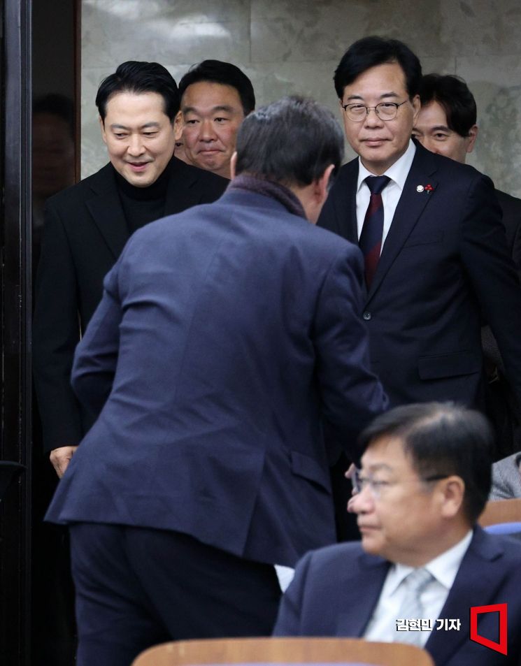 [포토] 의원총회 참석하는 장동혁·송언석